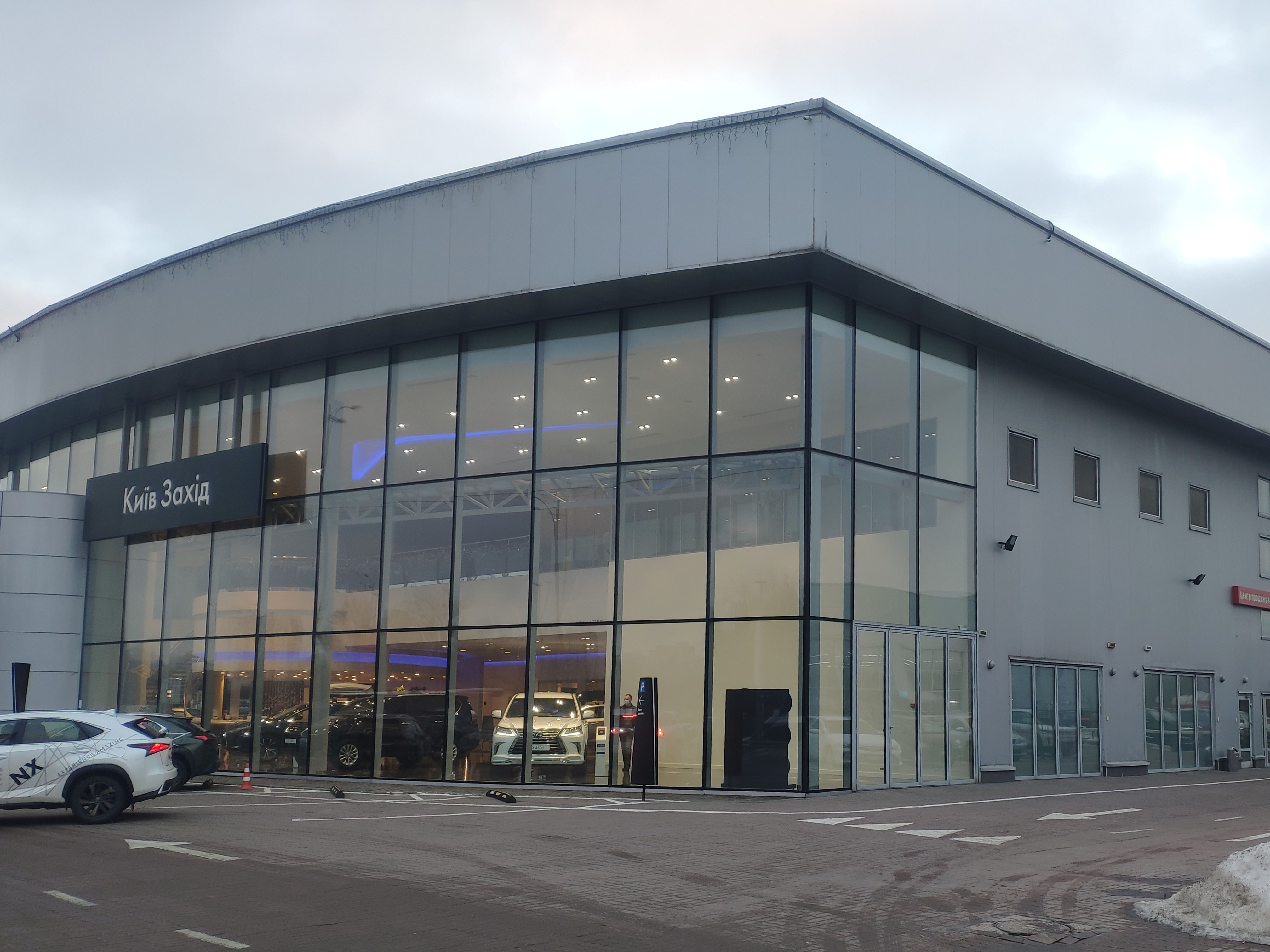 АВТОСАЛОН LEXUS КИЇВ ЗАХІД